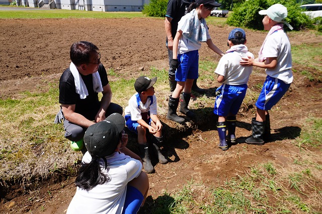 写真：住民と話す子どもたち