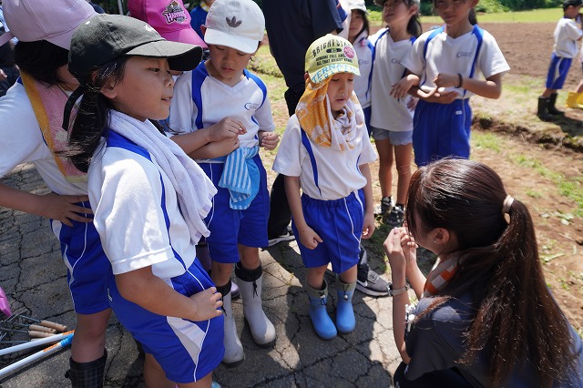 写真：西松建設社員と話をする子どもたち