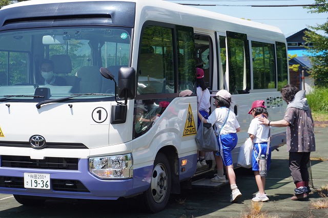 写真：生徒が帰るところ