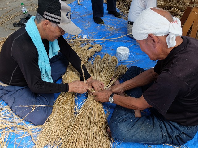 写真：鹿嶋様の手足を作る住民の男性