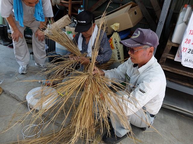 写真：鹿嶋様のシンボルを作る住民の男性