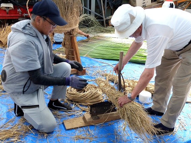 写真：稲わらを整える住民