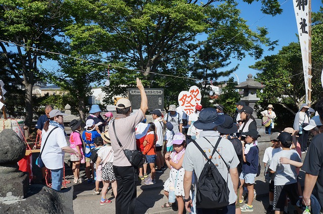 写真：神社境内に子供たちが集合