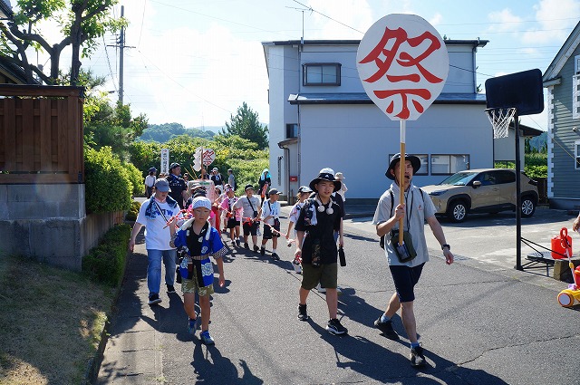 写真：神輿練り歩きの様子