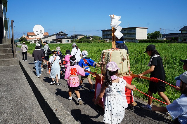 写真：神輿練り歩きの様子