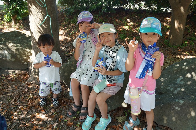 写真：アイスを食べる子どもたち