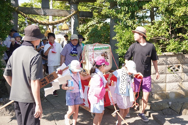 写真：みこし出発