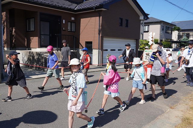 写真：神輿練り歩き