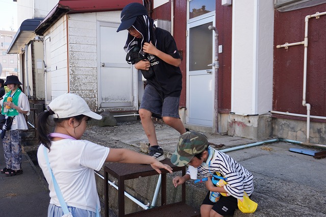 写真：はしゃぐ子どもたち