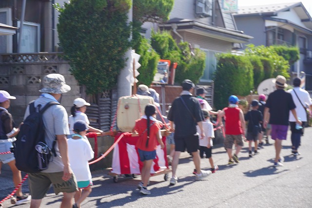 写真：神輿練り歩き