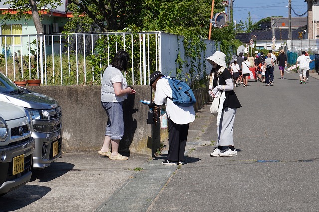 写真：祝儀を渡す人たち