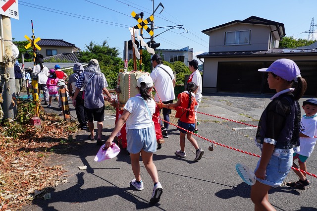 写真：神輿練り歩き