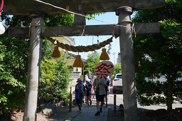 写真：神社に戻ってきた子どもたち