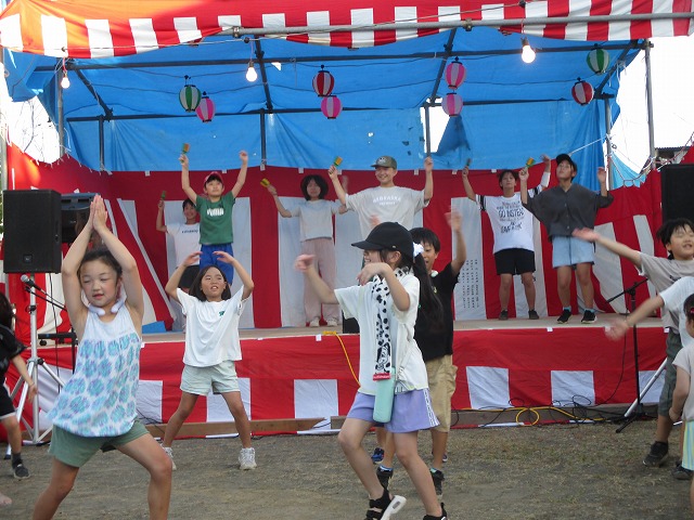 写真：ステージでダンスするこども