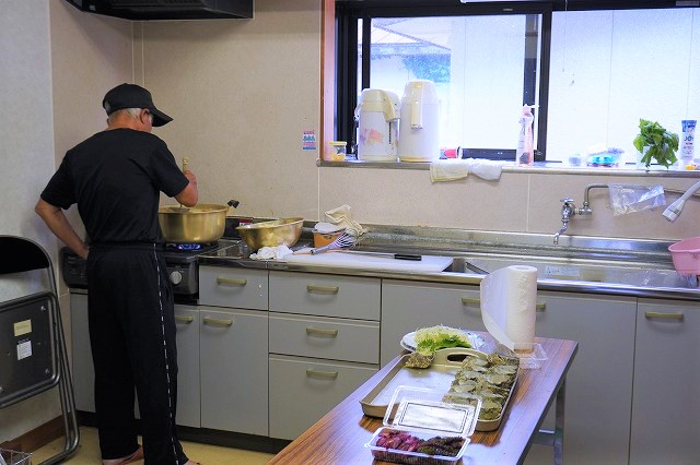 写真:料理をする住民