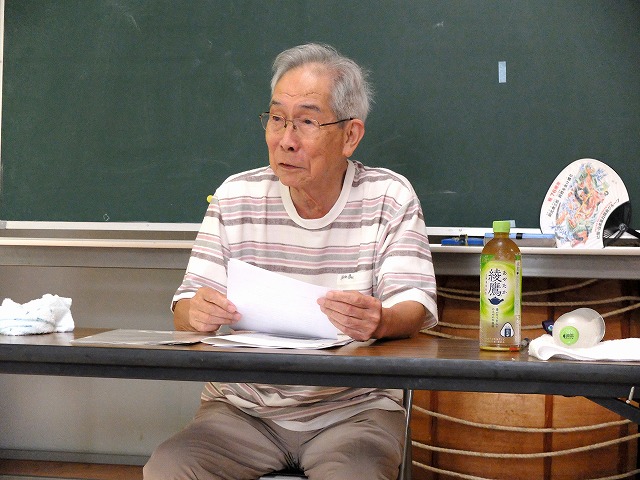 写真:話をしている白石先生