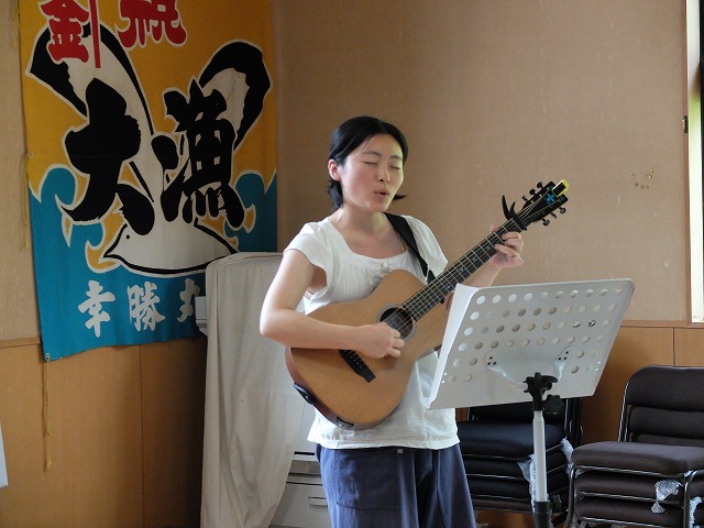 写真:ギター弾き語り保坂さん