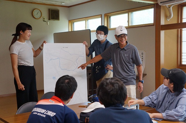 捨身：地域の地図説明する会長