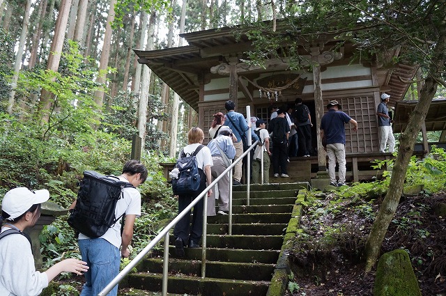 写真：まちあるきの様子
