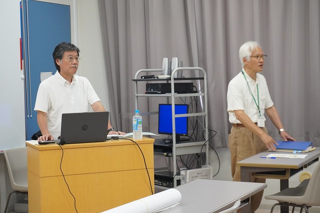 写真：講師を紹介する教授