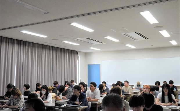 写真：講義を聞く学生
