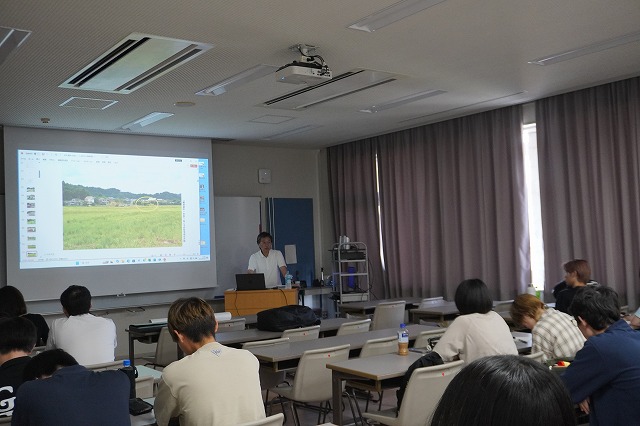 写真：講義を聞く学生