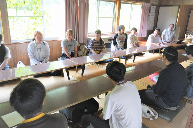 写真：話を聞く学生たち