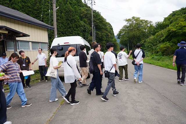 写真：公民館を出発