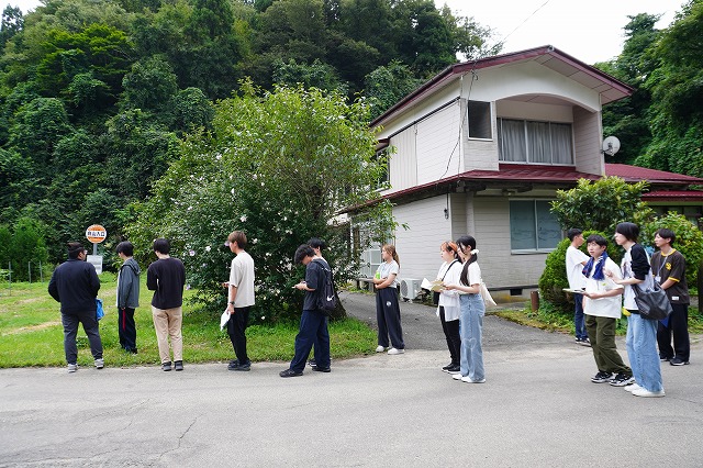 写真：まちあるきの様子