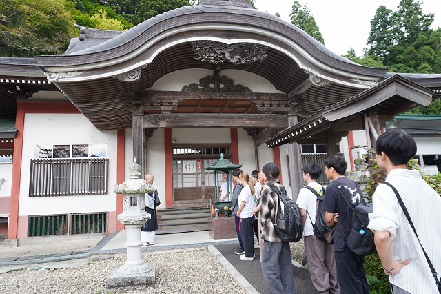 写真：辻住職の話に聞き入る学生