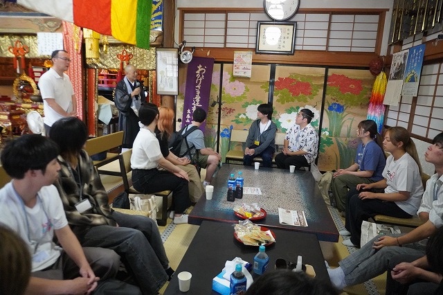 写真：辻住職の話を聞く学生