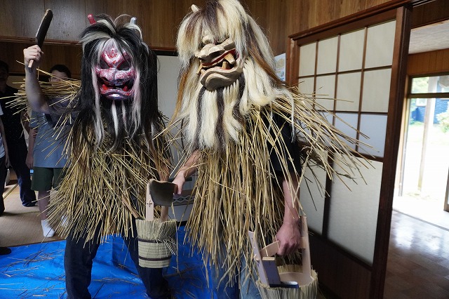 写真：ナマハゲに扮した学生たち
