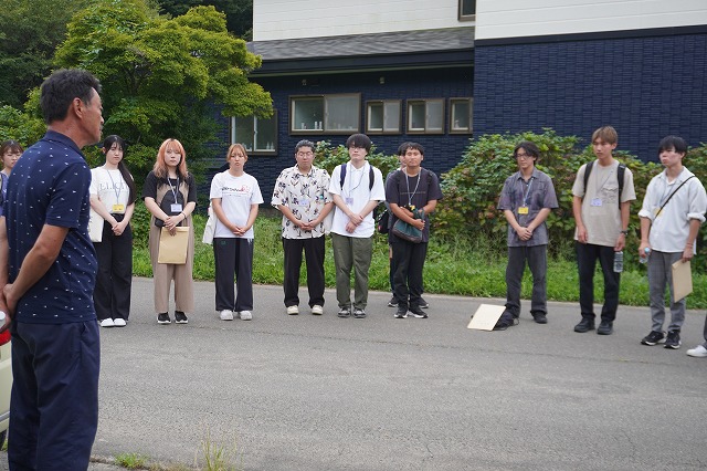 写真：会長にお礼をする学生たち