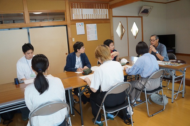 写真：会長の話を聞く学生