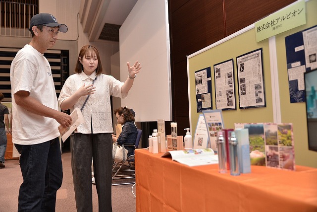写真：アルビオンブース