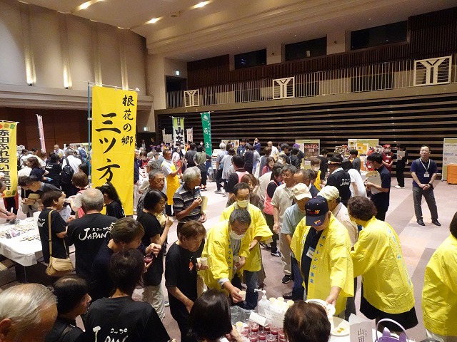 写真：試食交流会の様子