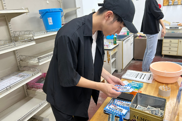 夏祭りを手伝う高校生の写真