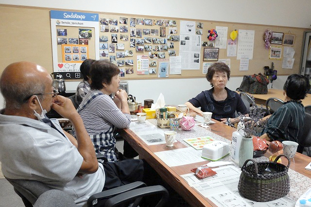 仙道地域のサロンに集まる住民の写真