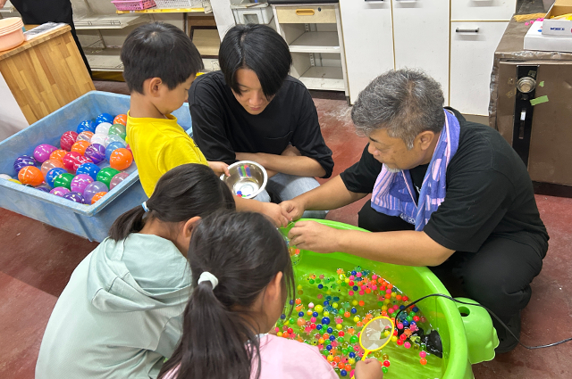 ヨーヨー釣りをする子供たちの写真