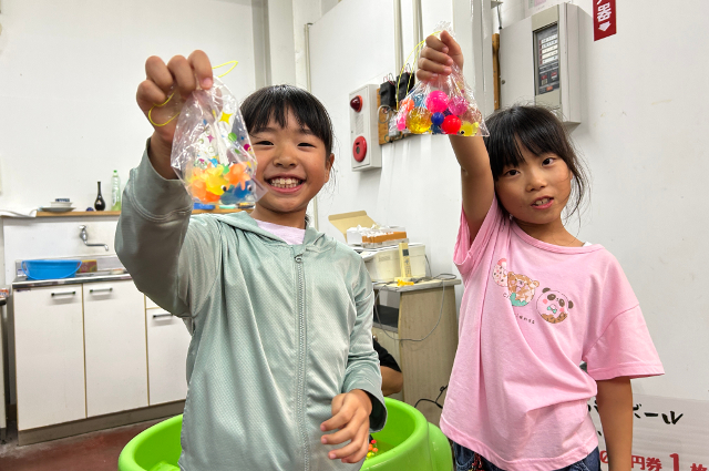 ヨーヨー釣りをする子供たちの写真