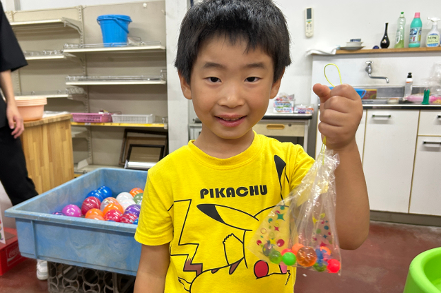 ヨーヨー釣りをする子供たちの写真