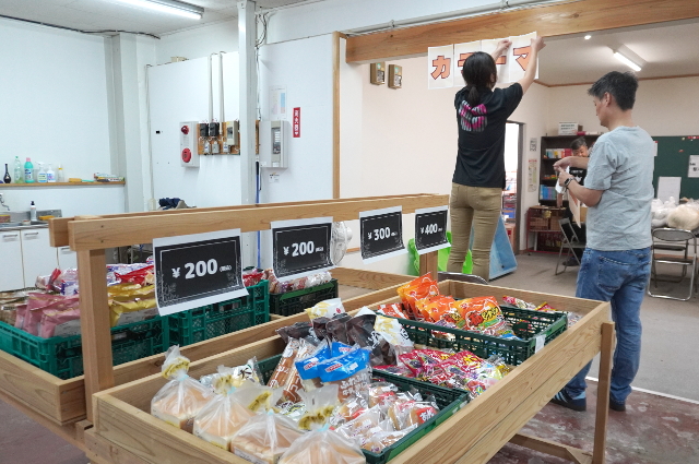 開店の準備をするスタッフの写真