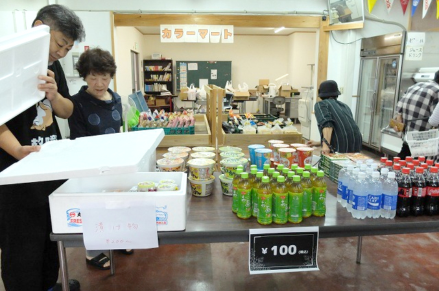 販売品を見る住民の写真