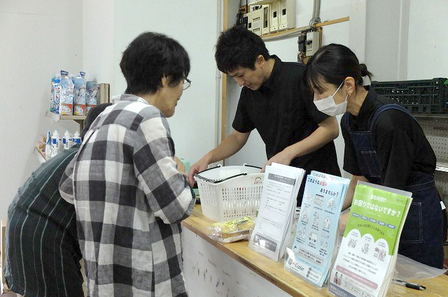 販売スタッフと話す住民の写真
