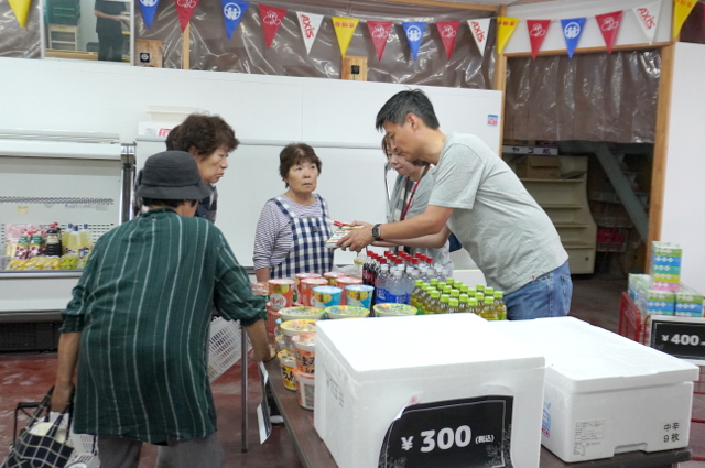 買い物にきた住民の写真