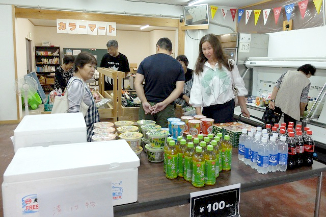買い物をする住民の写真