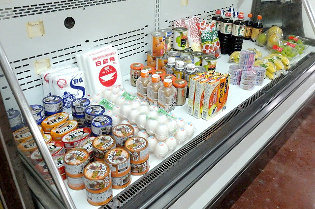 缶詰などの販売品の写真