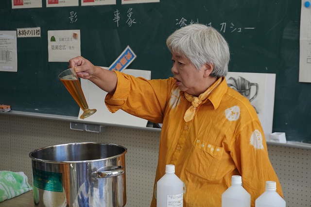 写真：抽出液を作っている