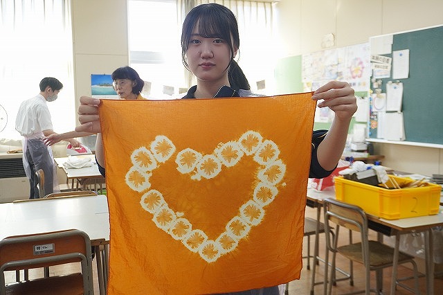 写真：完成品を披露する生徒