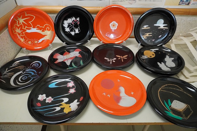写真：生徒が制作した川面漆器